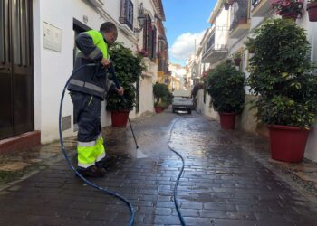 El Ayuntamiento de Estepona amplía el servicio de limpieza viaria con nuevo personal y maquinaria