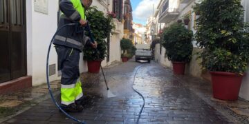 El Ayuntamiento de Estepona amplía el servicio de limpieza viaria con nuevo personal y maquinaria