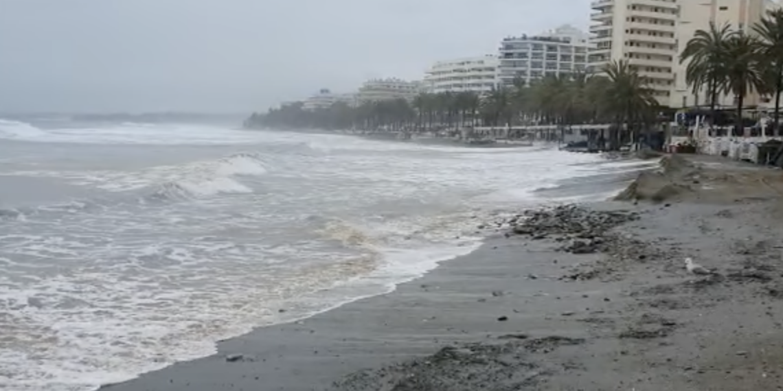 La alcaldesa de Marbella urge al Gobierno a que «reaccione» y dé soluciones para proteger la costa del temporal