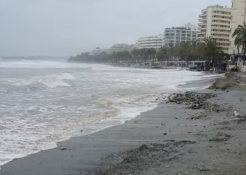 La alcaldesa de Marbella urge al Gobierno a que «reaccione» y dé soluciones para proteger la costa del temporal
