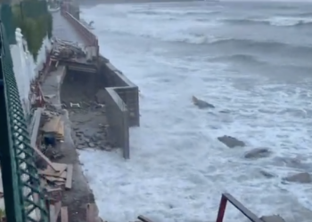 Así se ha tragado el mar parte de la Senda Litoral y la urbanización el Pirata de Estepona