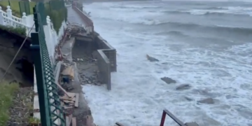 Así se ha tragado el mar parte de la Senda Litoral y la urbanización el Pirata de Estepona