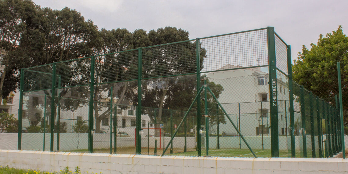 El Ayuntamiento de Estepona dota de nuevos equipamientos al extrarradio con una pista deportiva en Las Joyas