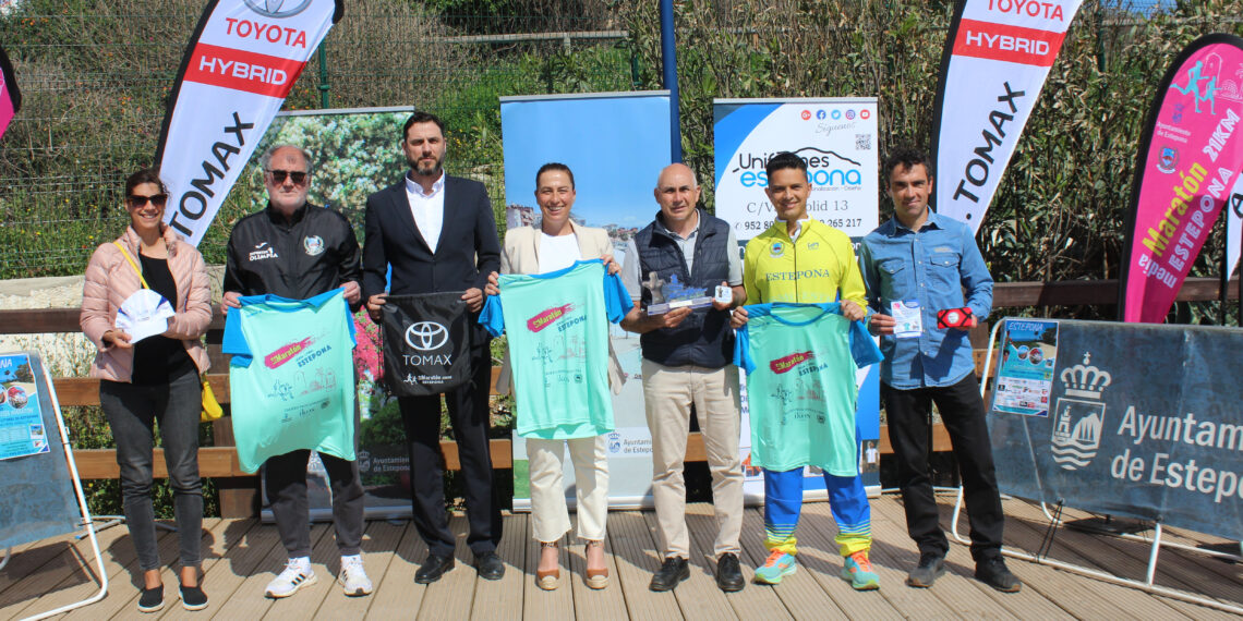 Presentado el trofeo y la camiseta oficial de la primera media maratón que discurrirá por la senda litoral de Estepona
