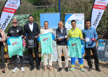 Presentado el trofeo y la camiseta oficial de la primera media maratón que discurrirá por la senda litoral de Estepona