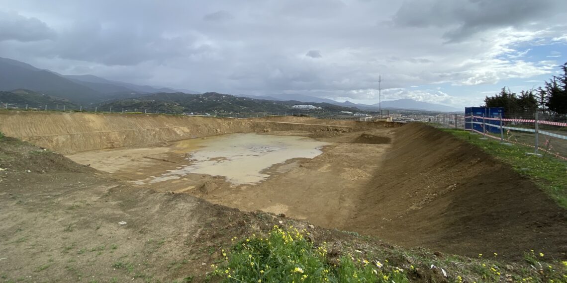 La obra del nuevo depósito de agua que Hidralia construye en Estepona, al 25% de ejecución