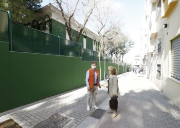 Finalizada la reconstrucción del primer tramo del muro del colegio Federico García Lorca