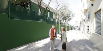 Finalizada la reconstrucción del primer tramo del muro del colegio Federico García Lorca