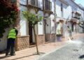 El Ayuntamiento de Estepona pulveriza con ambientador «olor a azahar» las calles del municipio