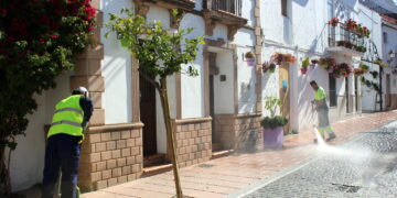 El Ayuntamiento de Estepona pulveriza con ambientador «olor a azahar» las calles del municipio