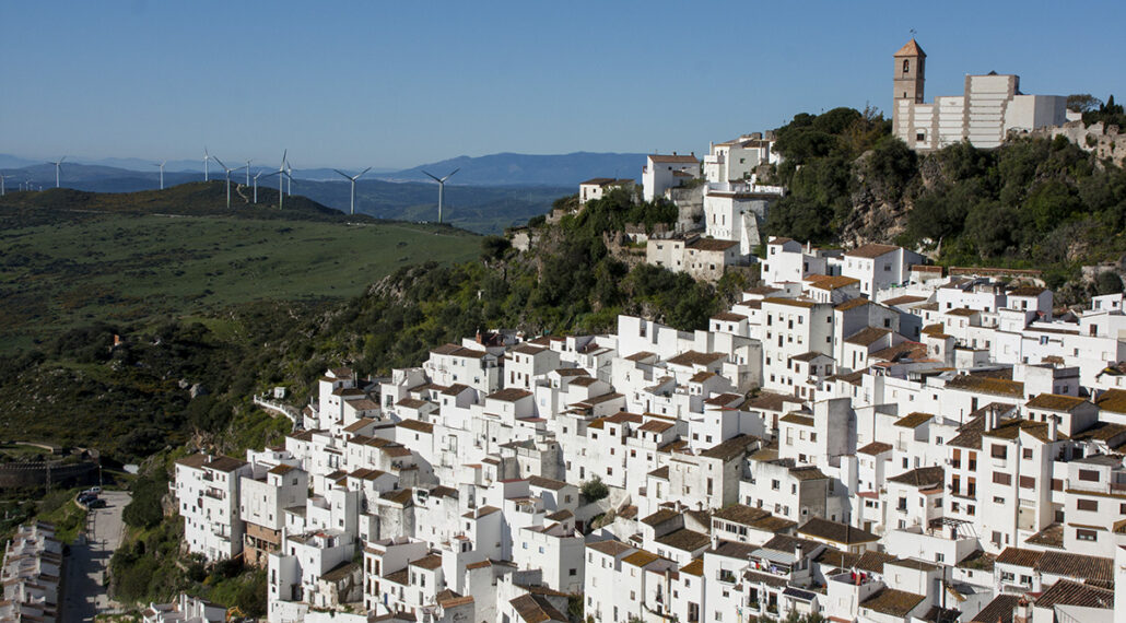 Casares regula las tasas por implantación de plantas fotovoltaicas y de aerogeneradores