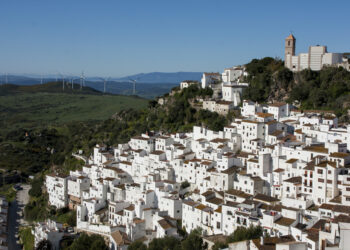 Casares regula las tasas por implantación de plantas fotovoltaicas y de aerogeneradores