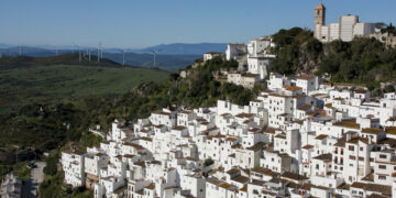 Casares regula las tasas por implantación de plantas fotovoltaicas y de aerogeneradores