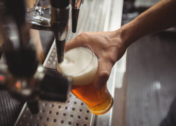 El CAA requiere a RTV Marbella el cese de publicitar bebidas alcohólicas en horario no permitido