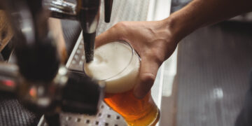 El CAA requiere a RTV Marbella el cese de publicitar bebidas alcohólicas en horario no permitido