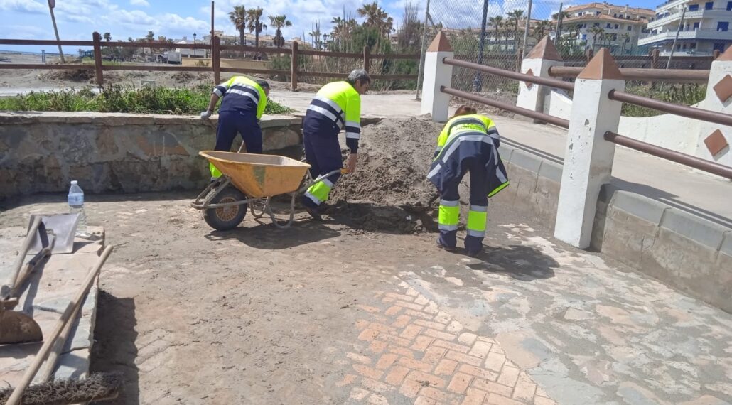 Casares activa un plan especial de limpieza para devolver la normalidad al litoral del municipio