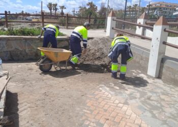 Casares activa un plan especial de limpieza para devolver la normalidad al litoral del municipio