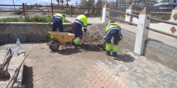 Casares activa un plan especial de limpieza para devolver la normalidad al litoral del municipio