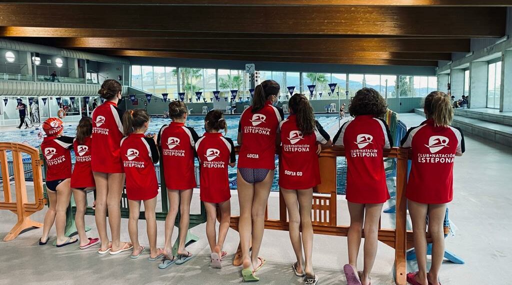 Una odisea para entrenar tras el primer mes de cierre de las piscinas de Supera