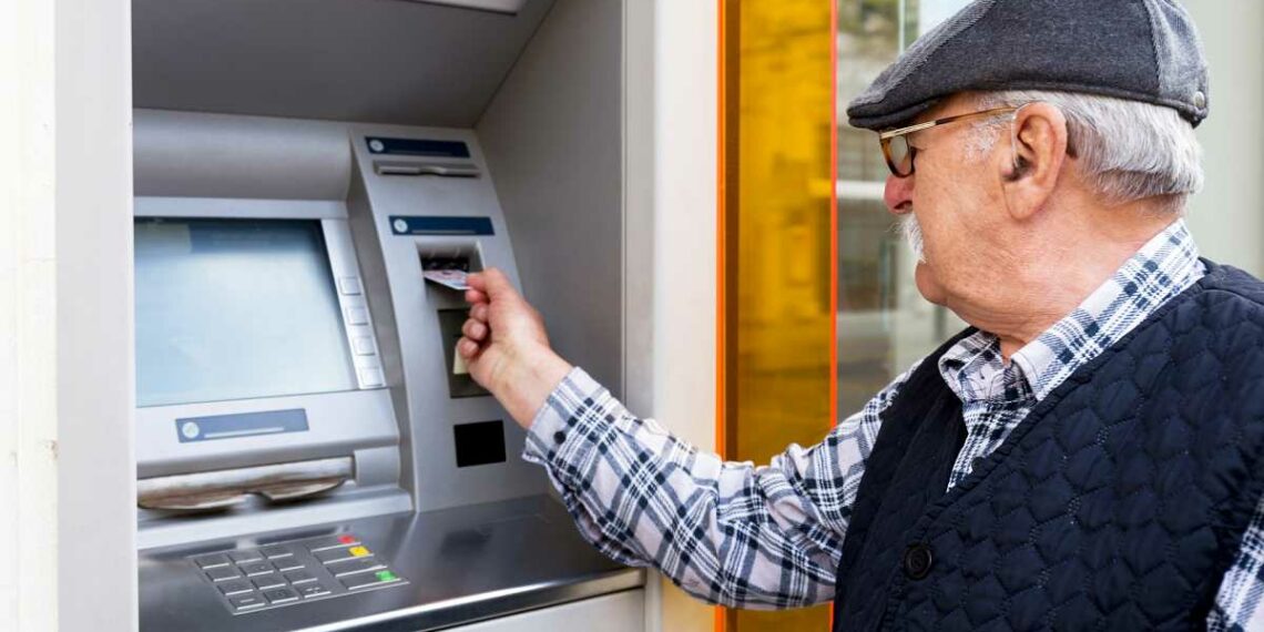 Los bancos asistirán personalmente a los mayores y los formarán para operaciones financieras