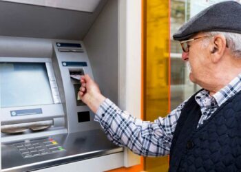 Los bancos asistirán personalmente a los mayores y los formarán para operaciones financieras