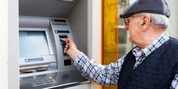 Los bancos asistirán personalmente a los mayores y los formarán para operaciones financieras