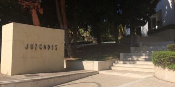 En libertad la detenida por intentar estrangular a compañera de piso, que la acusó de robar comida