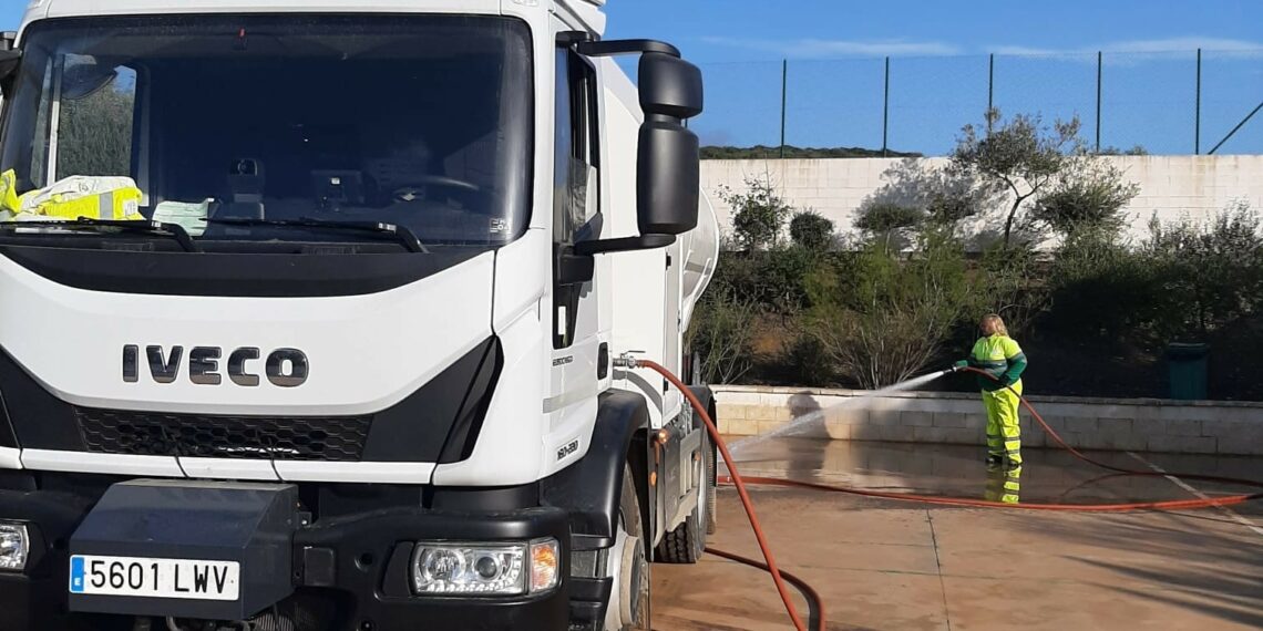 Manilva refuerza su servicio de limpieza con la incorporación de dos nuevos vehículos