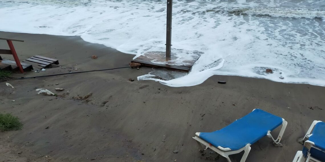El temporal en Mijas destroza las playas que ya estaban acondicionadas para Semana Santa