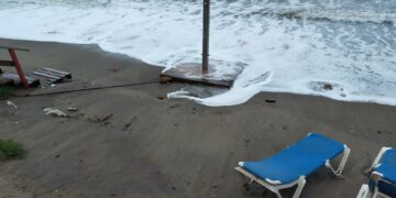 El temporal en Mijas destroza las playas que ya estaban acondicionadas para Semana Santa