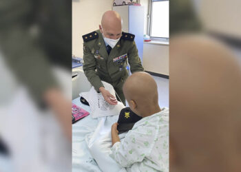 Menores en Hospital Materno reciben la visita de la Brigada Paracaidista