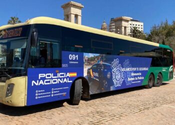 La imagen de la Policía Nacional luce en un autobús en la Costa del Sol para llegar a todos los ciudadanos
