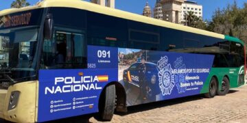 La imagen de la Policía Nacional luce en un autobús en la Costa del Sol para llegar a todos los ciudadanos