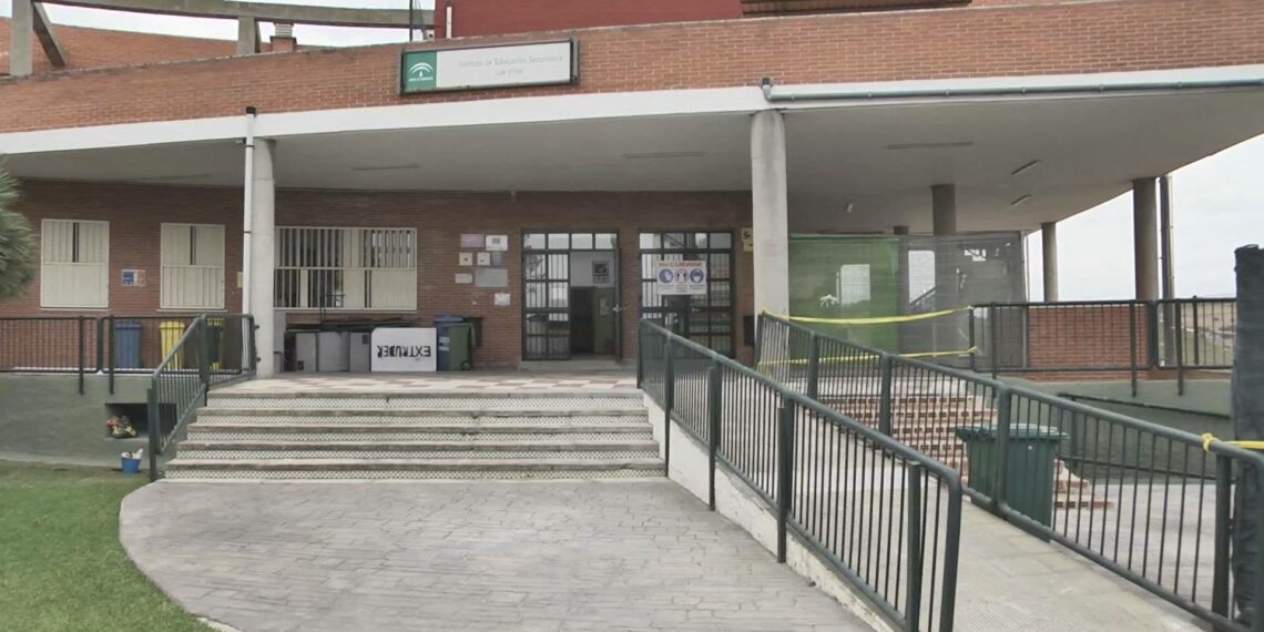 Familias de estudiantes del IES Las Viñas denuncian la escasez de plazas para Bachiller de Artes Plásticas en la comarca