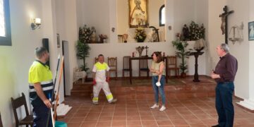 Puesta a punto de la zona de la ermita de la Virgen del Rosario para la celebración de la Romería