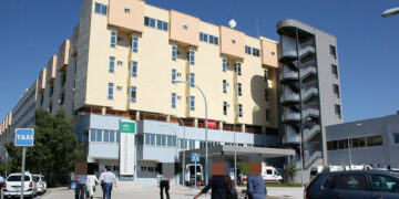 Un hombre intoxicado por humo al registrarse un incendio en su vivienda en Málaga