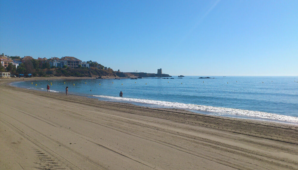 Playa Ancha de Casares galardonada con la Bandera Azul