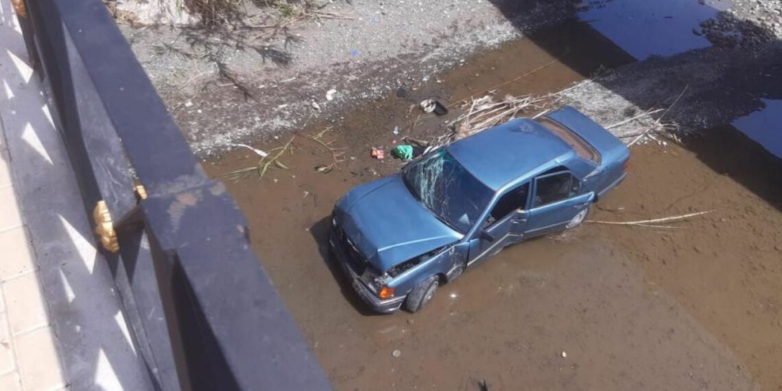 Cuatro heridos, dos de ellos atropellados y lanzados por un puente, en la avenida litoral de Estepona