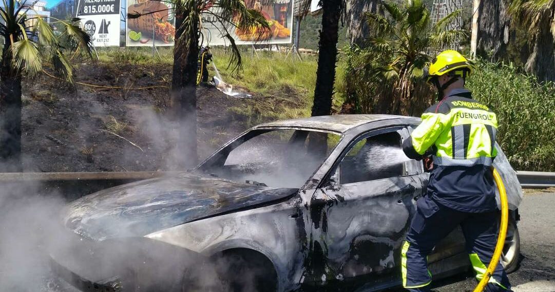 Un vehículo sale ardiendo en la AP-7 a la altura de El Higuerón
