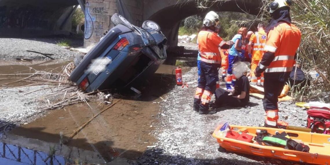 Cuatro heridos, dos de ellos atropellados y lanzados por un puente, en la avenida litoral de Estepona