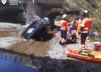 Cuatro heridos, dos de ellos atropellados y lanzados por un puente, en la avenida litoral de Estepona