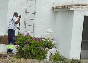 Puesta a punto de la Ermita de Casares para la Romería de la Virgen del Rosario