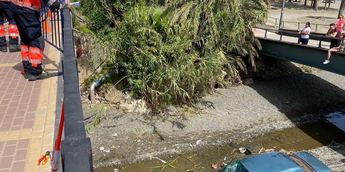 Cuatro heridos, dos de ellos atropellados y lanzados por un puente, en la avenida litoral de Estepona