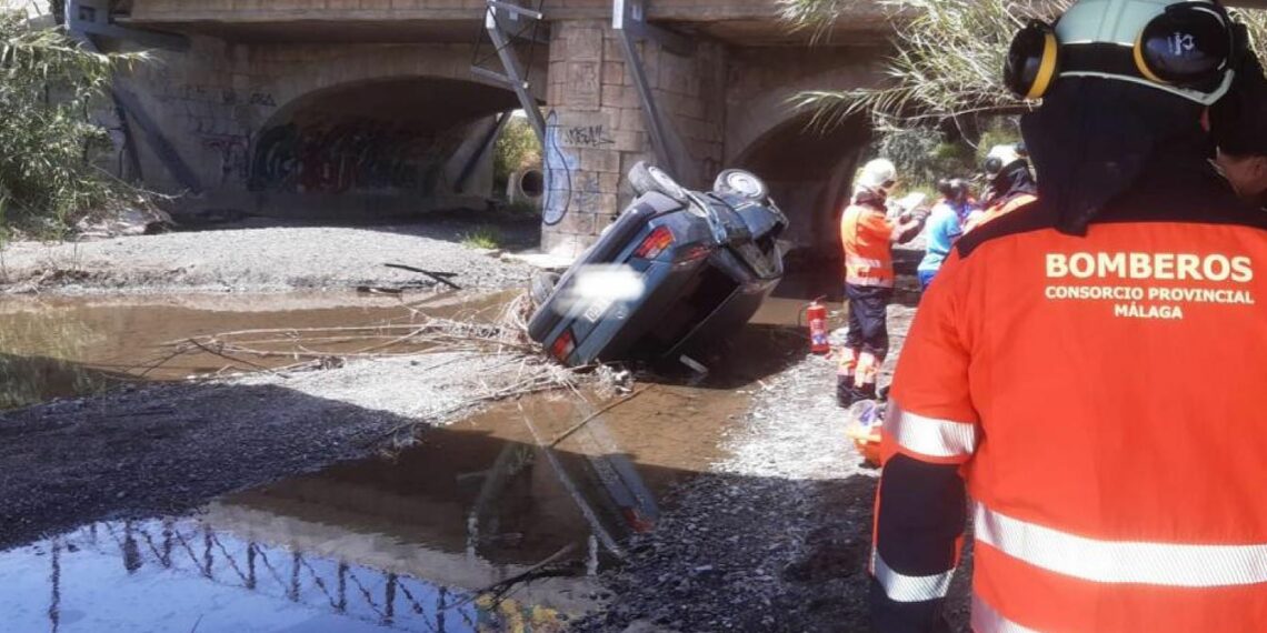 Cuatro heridos, dos de ellos atropellados y lanzados por un puente, en la avenida litoral de Estepona