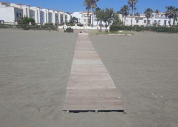 Las playas de Casares se preparan para la temporada estival