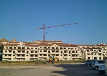 Adiós a una grúa que permaneció durante 15 años abandonada en Manilva