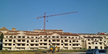 Adiós a una grúa que permaneció durante 15 años abandonada en Manilva