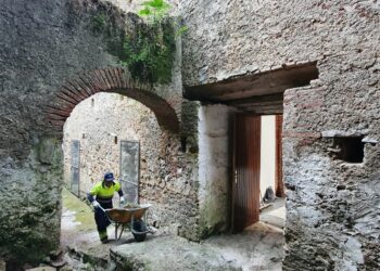 Puesta a punto del patio de la Pastora en Casares