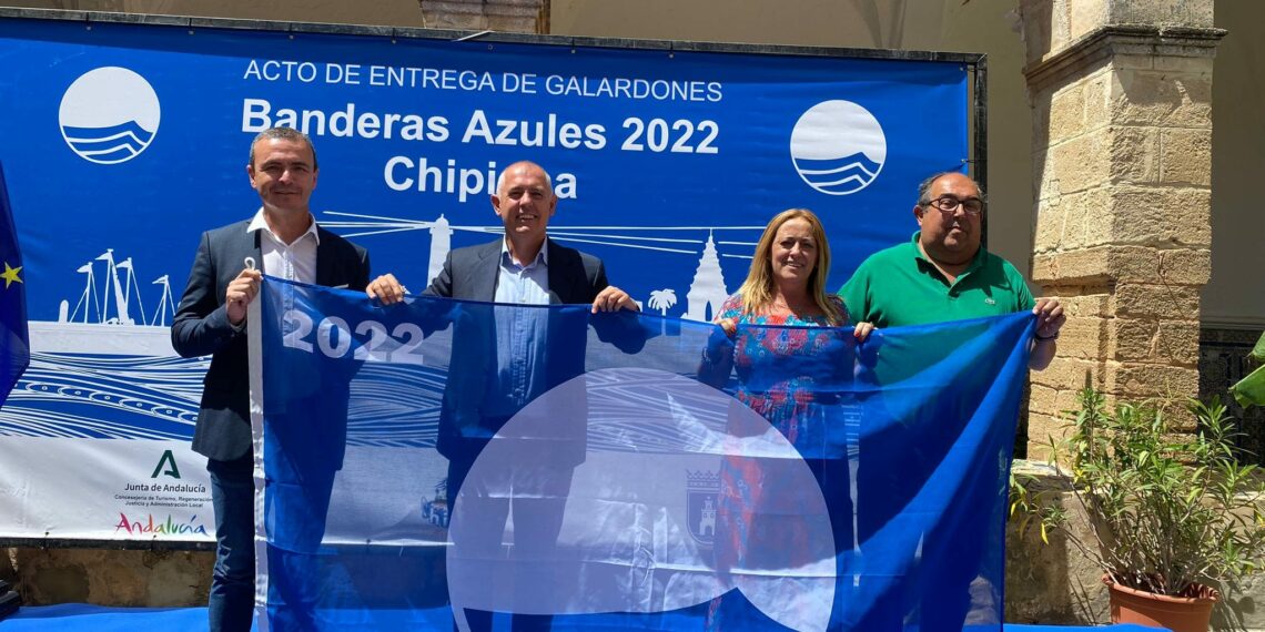 La playa de Sabinillas y el puerto de la Duquesa reciben la Bandera Azul