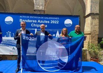 La playa de Sabinillas y el puerto de la Duquesa reciben la Bandera Azul